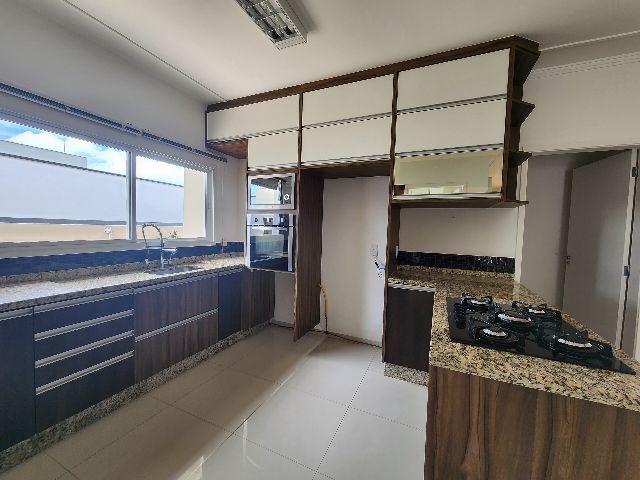 Casa com 346m² 3 quartos e 2 banheiros, para alugar, no bairro Picollo Villaggio em Louveira