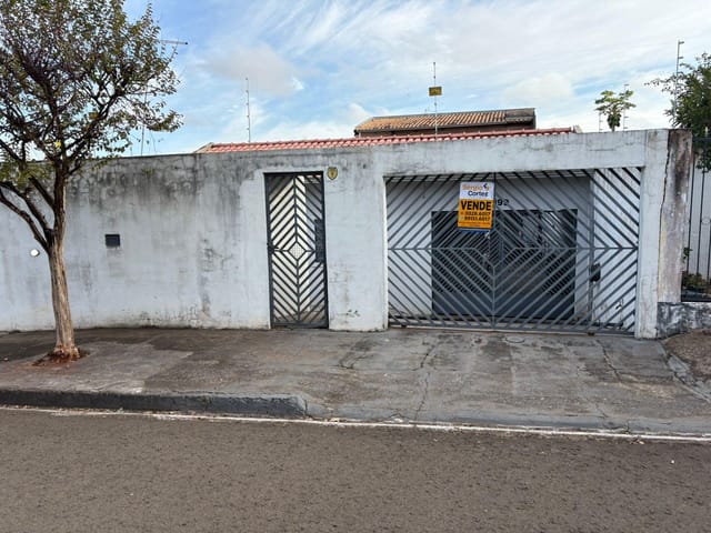 Casa com 200m² 4 quartos e 1 banheiro, à venda, no bairro Conjunto Farid Libos em Londrina