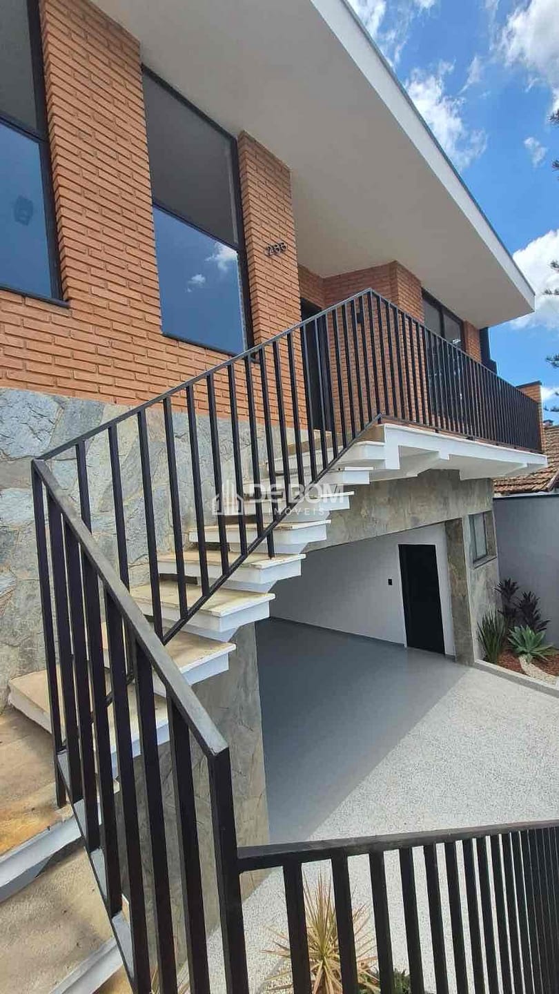 Casa à venda com 4 quartos, 270m² - Foto 2