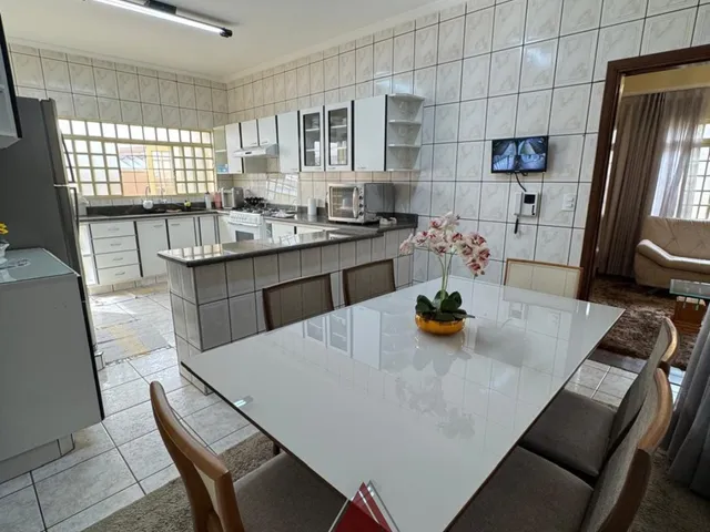 Casa com 260m² 3 quartos e 2 banheiros, à venda, no bairro Jardim Guanabara em Franca