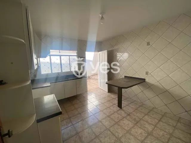 Casa com 744m² 3 quartos e 2 banheiros, à venda, no bairro Vila Santa Terezinha em Araxá