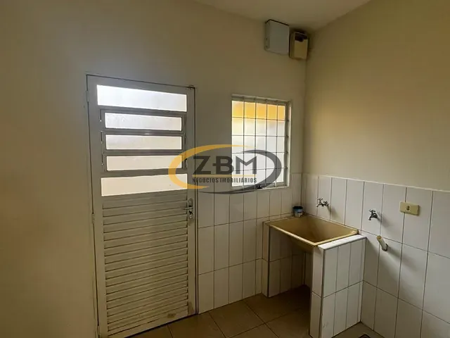Casa com 188m² 3 quartos e 2 banheiros, para alugar, no bairro Brasília em Londrina