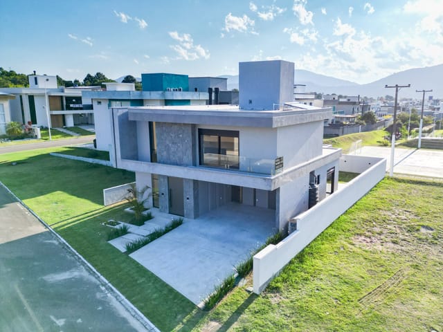 Casa com 423m² 4 quartos e 5 banheiros, à venda, no bairro São João do Rio Vermelho em Florianópolis