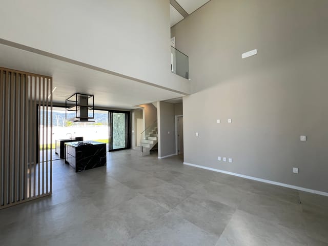 Casa com 423m² 4 quartos e 5 banheiros, à venda, no bairro São João do Rio Vermelho em Florianópolis