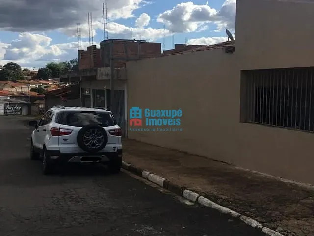 Casa com 217m², à venda, no bairro Parque dos Municípios I em Guaxupé