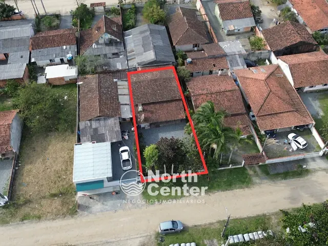 Casa 4 quartos e 2 banheiros, à venda, no bairro Centro em Balneário Barra do Sul