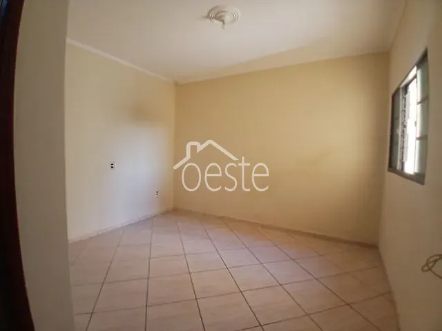 Casa com 250m² 3 quartos e 1 banheiro, para alugar, no bairro Residencial Furlan em Santa Bárbara D'Oeste