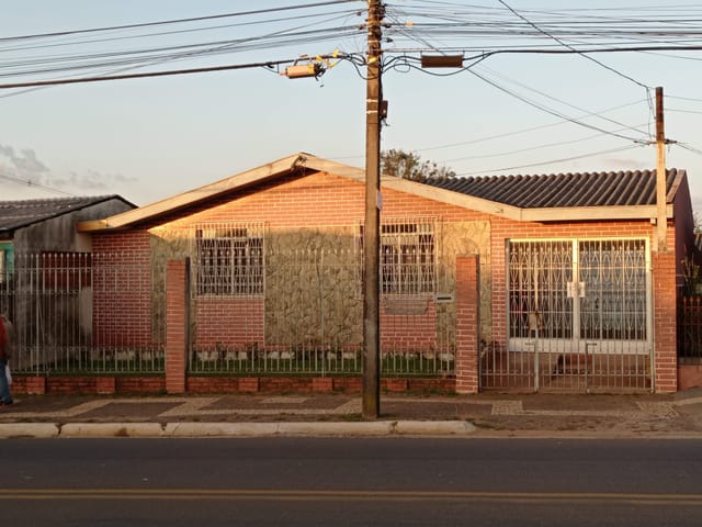 Casa com 315m² 3 quartos e 1 banheiro, à venda ou para alugar, no bairro Uvaranas em Ponta Grossa
