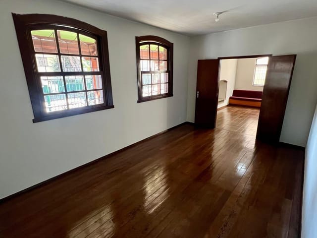 Foto do Casa - Casa comercial com aproximadamente 300m²  para locação no bairro Caiçara, Belo Horizonte, MG | Laris imóveis