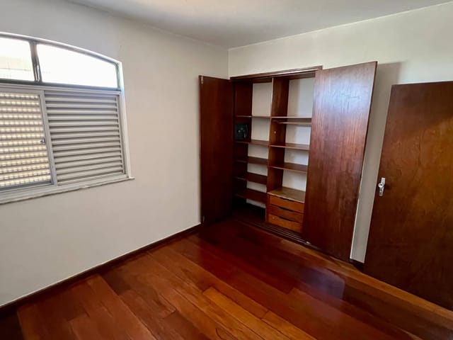 Foto do Casa - Casa comercial com aproximadamente 300m²  para locação no bairro Caiçara, Belo Horizonte, MG | Laris imóveis