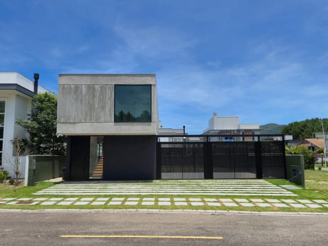 Casa 4 quartos e 5 banheiros, à venda, no bairro São João do Rio Vermelho em Florianópolis