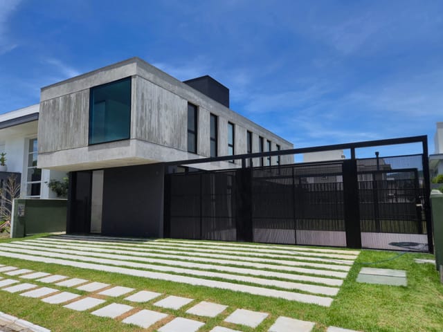 Casa 4 quartos e 5 banheiros, à venda, no bairro São João do Rio Vermelho em Florianópolis