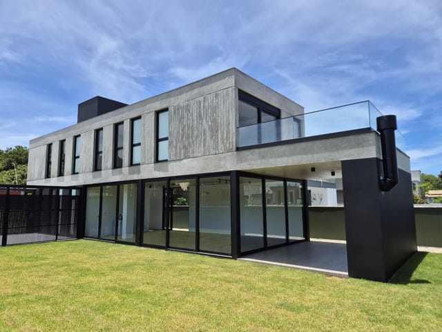 Casa 4 quartos e 5 banheiros, à venda, no bairro São João do Rio Vermelho em Florianópolis