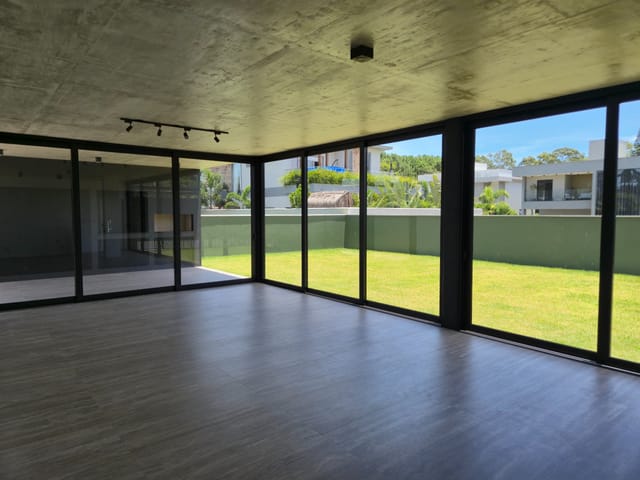 Casa 4 quartos e 5 banheiros, à venda, no bairro São João do Rio Vermelho em Florianópolis