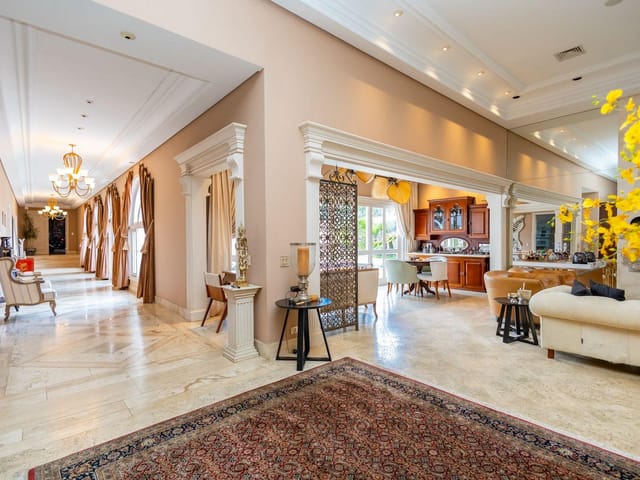 Casa com 1317m² 5 quartos e 8 banheiros, à venda, no bairro Vista Alegre em Curitiba