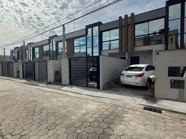 Casa 2 quartos e 3 banheiros, à venda, no bairro Ingleses do Rio Vermelho em Florianópolis