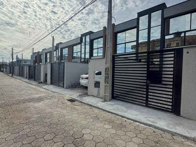Casa 2 quartos e 3 banheiros, à venda, no bairro Ingleses do Rio Vermelho em Florianópolis