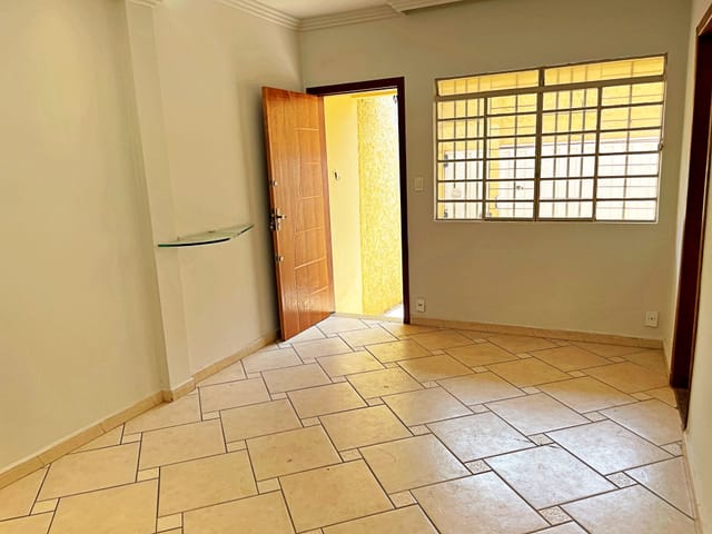 Foto do Casa - Casa para alugar com 3 quartos, suíte e 1 vaga no Bairro Caiçaras – Belo Horizonte/MG | Laris imóveis