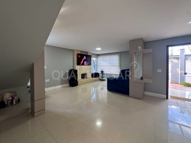 Casa 3 quartos e 3 banheiros, à venda ou para alugar, no bairro Aeroporto em Tubarão
