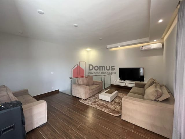 Casa com 420m², à venda, no bairro Mombaça em Pindamonhangaba