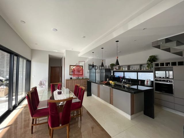 Casa com 420m², à venda, no bairro Mombaça em Pindamonhangaba