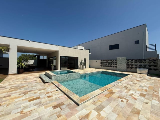 Casa com 420m², à venda, no bairro Mombaça em Pindamonhangaba