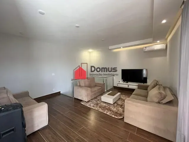 Casa com 420m², à venda, no bairro Mombaça em Pindamonhangaba