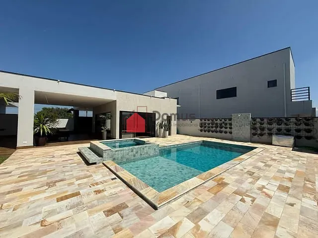 Casa com 420m², à venda, no bairro Mombaça em Pindamonhangaba