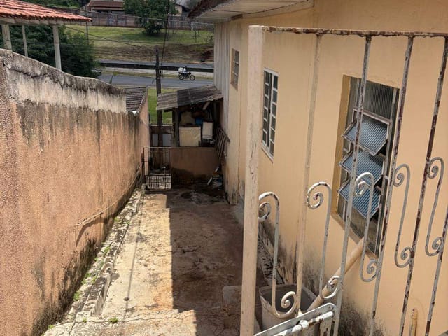 Casa com 300m² 2 quartos e 1 banheiro, à venda, no bairro Jardim Indianápolis em Londrina