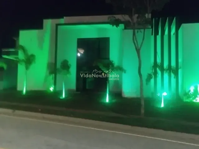 Casa com 615m² 5 quartos e 5 banheiros, à venda ou para alugar, no bairro Tanque em Atibaia