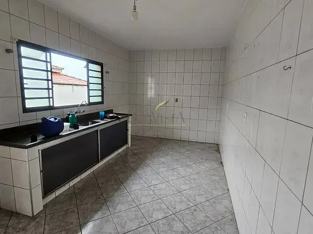 Casa com 100m² 3 quartos e 2 banheiros, para alugar, no bairro Desm da Rua Quintino B. Pinheiro em Piracaia