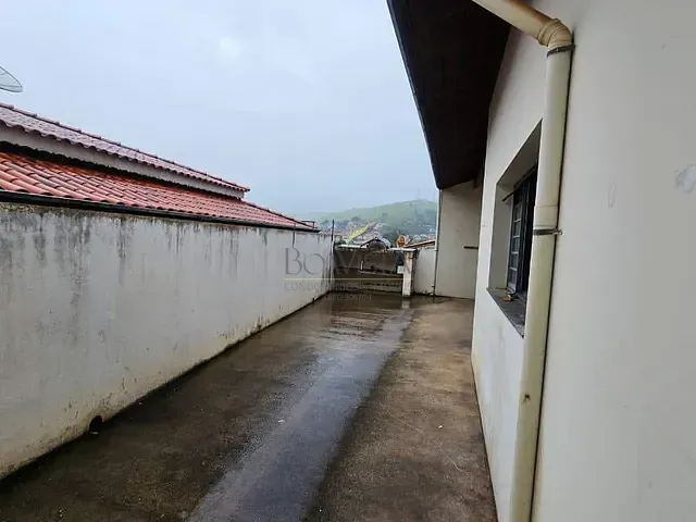 Casa com 100m² 3 quartos e 2 banheiros, para alugar, no bairro Desm da Rua Quintino B. Pinheiro em Piracaia