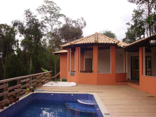 Casa com 2660m² 4 quartos e 2 banheiros, à venda, no bairro Nogueira em Petrópolis
