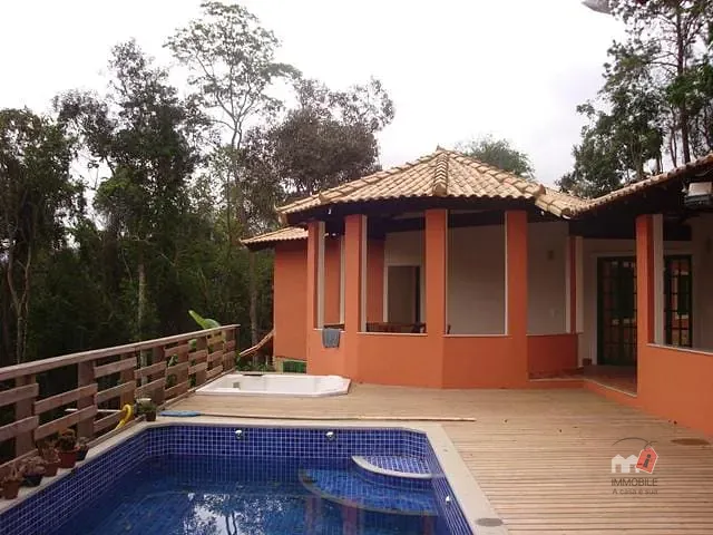 Casa com 2660m² 4 quartos e 2 banheiros, à venda, no bairro Nogueira em Petrópolis