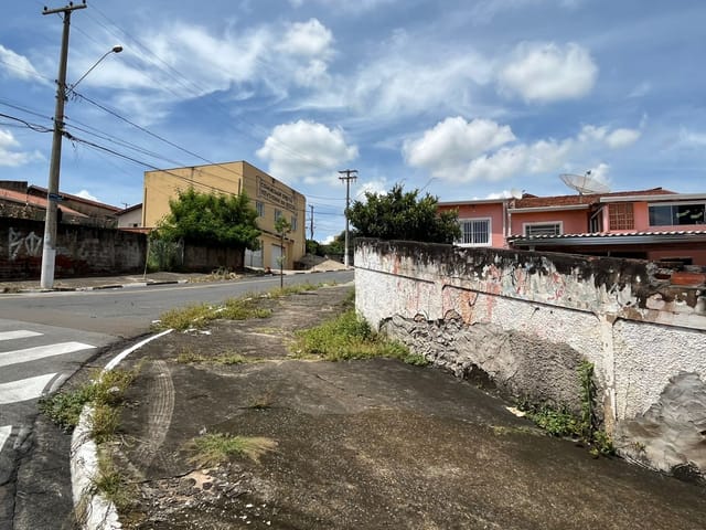 Casa com 300m² 2 quartos e 3 banheiros, à venda, no bairro Parque Valença I em Campinas