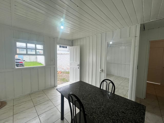 Casa 2 quartos e 1 banheiro, para alugar, no bairro Canasvieiras em Florianópolis
