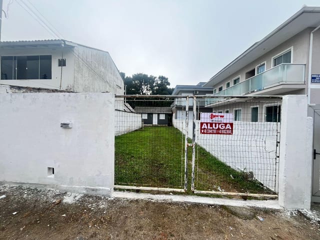 Casa 2 quartos e 1 banheiro, para alugar, no bairro Canasvieiras em Florianópolis