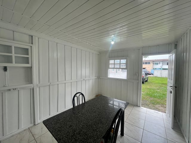 Casa 2 quartos e 1 banheiro, para alugar, no bairro Canasvieiras em Florianópolis