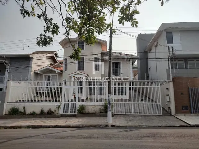 Casa com 570m² 4 quartos e 4 banheiros, à venda, no bairro Jardim América em Bragança Paulista