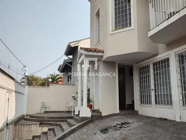 Casa com 570m² 4 quartos e 4 banheiros, à venda, no bairro Jardim América em Bragança Paulista