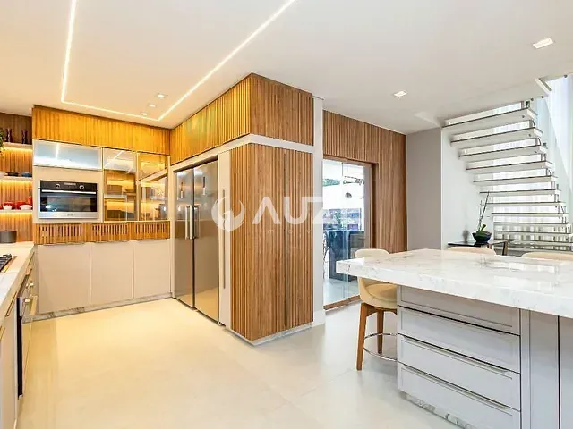 Casa com 330m² 4 quartos e 5 banheiros, à venda, no bairro São Braz em Curitiba