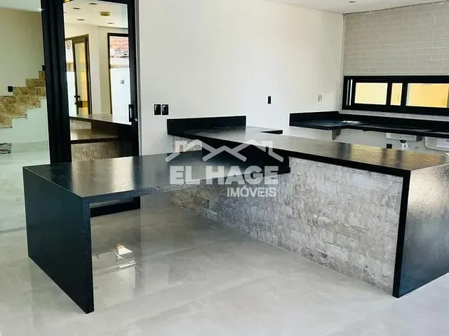 Casa com 300m² 4 quartos e 6 banheiros, à venda, no bairro Jardim Itália em Cuiabá