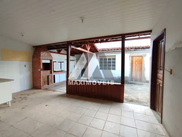 Casa com 360m² 3 quartos e 2 banheiros, à venda ou para alugar, no bairro Centro em Araçuaí