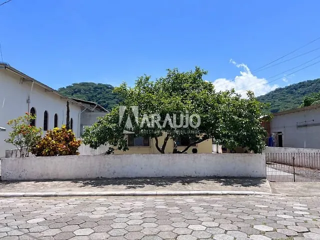 Casa com 493m² 2 quartos e 1 banheiro, à venda, no bairro Espinheiros em Itajaí
