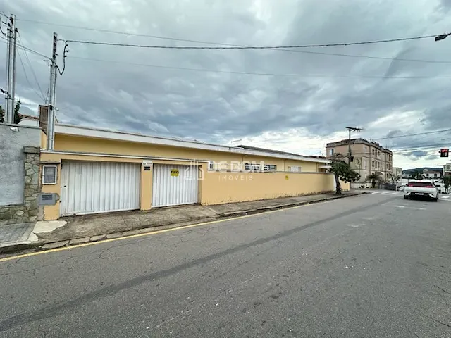 Casa com 437m², para alugar, no bairro Jardim dos Estados em Poços de Caldas