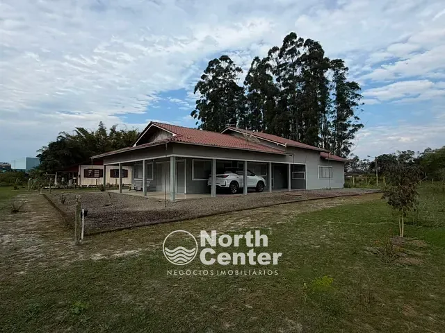 Casa 2 quartos e 3 banheiros, para alugar, no bairro Rainha em Araquari