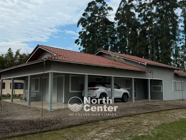 Casa 2 quartos e 3 banheiros, para alugar, no bairro Rainha em Araquari