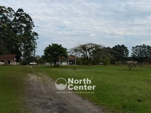 Casa 2 quartos e 3 banheiros, para alugar, no bairro Rainha em Araquari