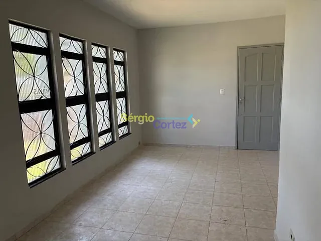 Casa 3 quartos e 1 banheiro, para alugar, no bairro Jerumenha em Londrina