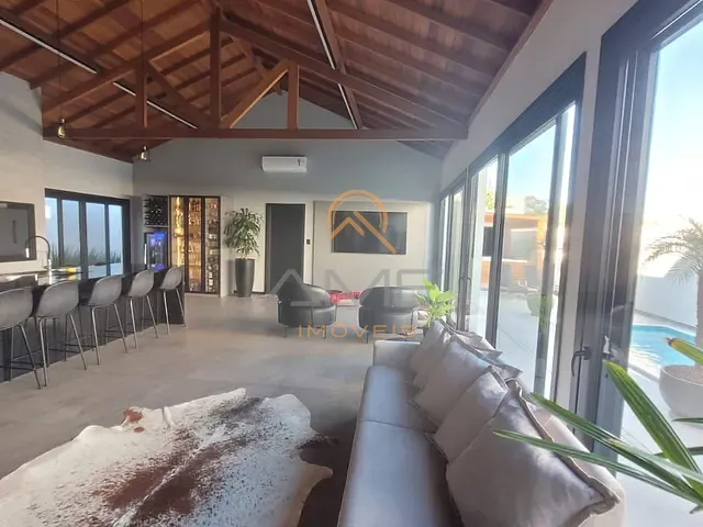 Casa 3 quartos e 5 banheiros, à venda ou para alugar, no bairro Laranjal em Pelotas